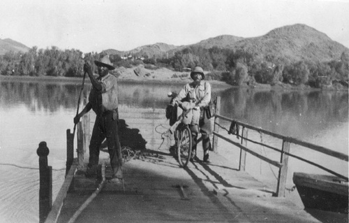 Podróżnik Kazimierz Nowak z rowerem przeprawia się promem na drugi brzeg rzeki Oranje, 1934 r. (fot. ze zbiorów NAC)