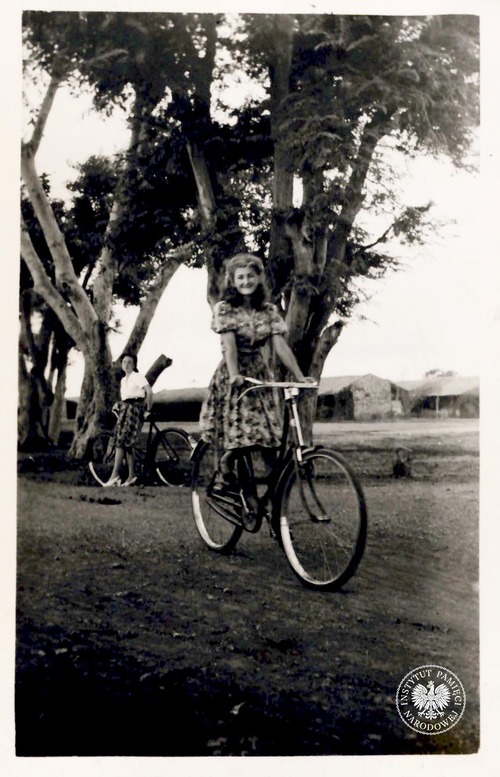 Danuta Urbaniec podczas przejażdżki rowerowej. Osiedle Polskie w Valivade, 10 maja 1947 r. (fot. z zasobu AIPN)