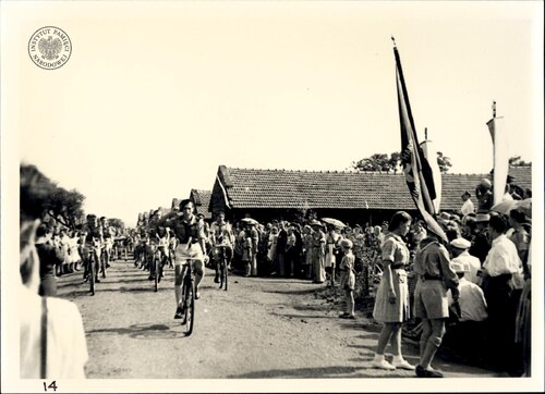 Defilada harcerska podczas obchodów święta 3 Maja. Osiedle Polskie w Valivade, 3 maja 1947 r. (fot. z zasobu AIPN)