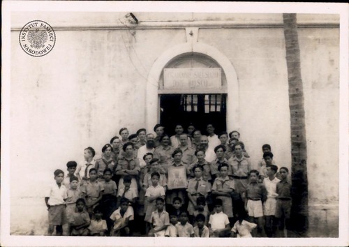 Uczestnicy rowerowej pielgrzymki do grobu św. Franciszka Ksawerego w Goa. Indie, maj 1947 r. (fot. z zasobu AIPN)