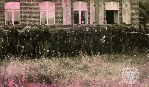 Janina Wasiłojć (dziesiąta od lewej) z żołnierzami Piątej Wileńskiej Brygady AK