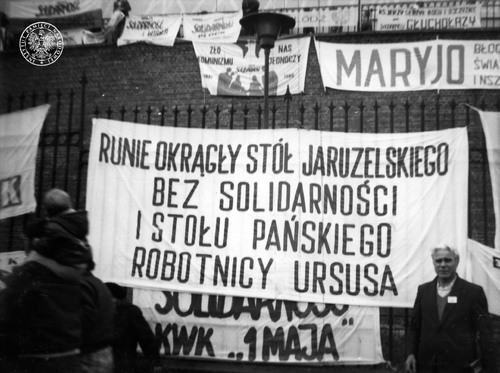 Hasło widoczne na transparencie: „Runie okrągły stół Jaruzelskiego bez Solidarności i stołu pańskiego robotnicy Ursusa” nawiązuje do żądań relegalizacji NSZZ „Solidarność”. Fotografia z VI Pielgrzymki Ludzi Pracy w Częstochowie, wykonana przez tajnego współpracownika i przekazana do RUSW w Dzierżoniowie. 17 lub 18 września 1988 r. Fot. z zasobu AIPN