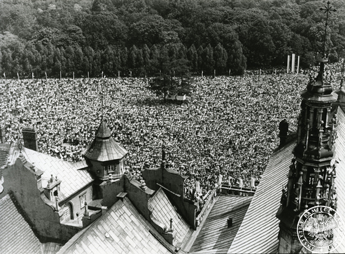 Wierni na błoniach jasnogórskich. Zdjęcie wykonane z wieży bazyliki klasztoru na Jasnej Górze