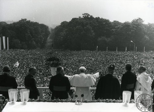 Jan Paweł II pozdrawia wiernych zgromadzonych na błoniach jasnogórskich z podium ołtarza papieskiego na wałach klasztoru OO. Paulinów na Jasnej Górze