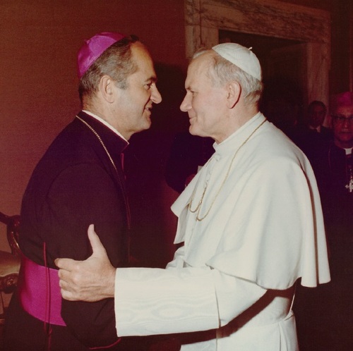 Jan Paweł II i słowacki abp Jozef Tomko. Fot. zbiory Mirosława Szumiły