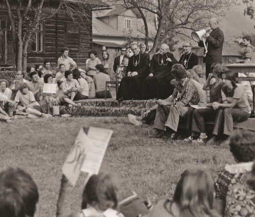 Spotkanie oazowe młodzieży polskiej i słowackiej w Tylmanowej; przez megafon przemawia ks. Franciszek Blachnicki, w środku siedzi kard. Karol Wojtyła, 1974 r. Fot. Archiwum Główne Ruchu Światło-Życie