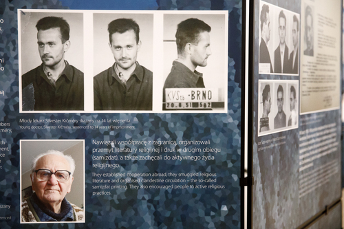 Młody lekarz Silvester Krčméry skazany w 1951 r. na czternaście lat więzienia. Fotografia z zasobu słowackiego Instytut Pamięci Narodu (słow. Ústav Pamäti Národa) prezentowana w ramach wystawy „Bracia w wierze. Współpraca katolików polskich i słowackich w okresie komunizmu”