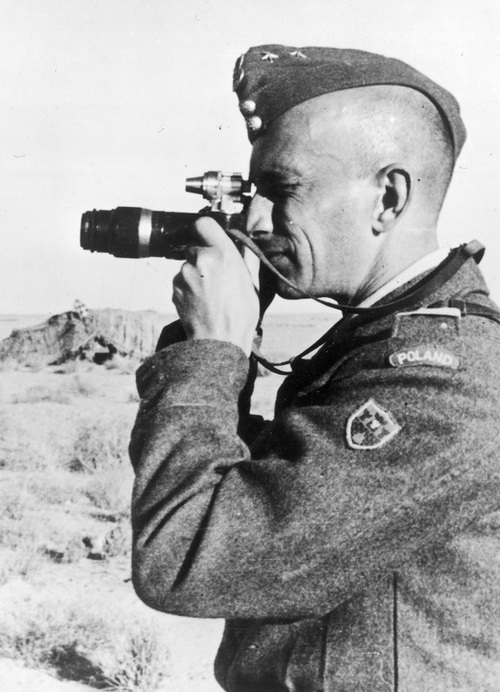 Por. Wiktor Ostrowski fotografuje ćwiczenia Samodzielnej 2 Brygady Pancernej na pustyni egipskiej, 1943 r. Fot. z zasobu NAC
