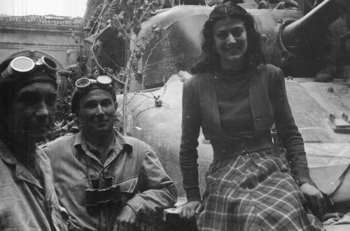 Włoska dziewczyna z żołnierzami 1 Pułku Ułanów Krechowieckich (1. z lewej widoczny m.in. ppor. Jan Szatsznajder) po wkroczeniu oddziałów 2. Korpusu Polskiego do Bolonii, 21 kwietnia 1945 r. Fot. z zasobu NAC