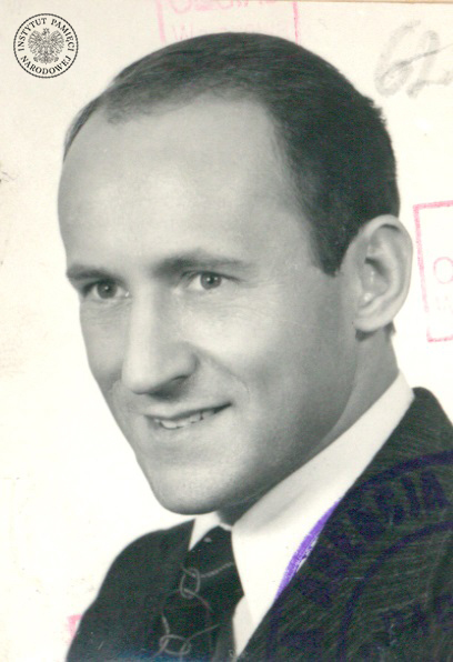 Piotr Fronczewski, ok. 1979 r. Zdjęcie z akt paszportowych (fot. z zasobu AIPN)