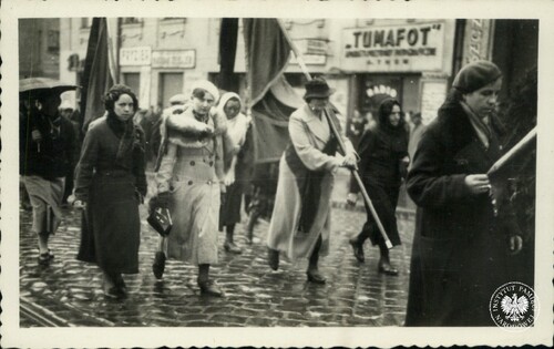 Depozyt Rodziny Ciołkoszów: zdjęcia z manifestacji i pochodów w Tarnowie w latach 1920 – 1939 (fot. z zasobu AIPN)
