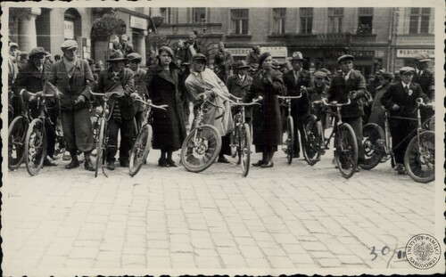 Depozyt Rodziny Ciołkoszów: zdjęcia z manifestacji i pochodów w Tarnowie w latach 1920 – 1939 (fot. z zasobu AIPN)