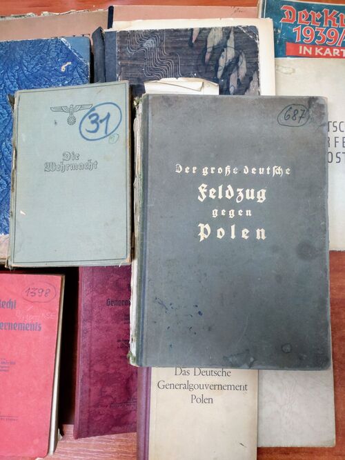 Zbiory płk. Stanisława Dąbrowy-Kostki w magazynach Oddziałowego Archiwum IPN w Krakowie. Fot. Rafał Dyrcz (IPN)