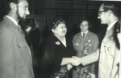 Eugenia Prauss (druga od lewej) w towarzystwie instruktorów Chorągwi ZHP w Kielcach Adama Massalskiego, Andrzeja Rembalskiego i Natalii Machałowej (zbiór prywatny prof. A. Massalskiego)