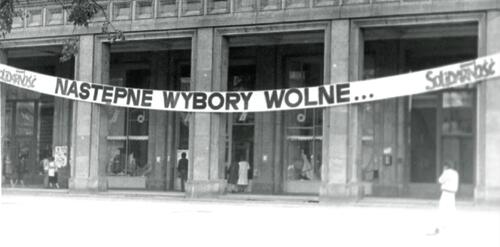 Transparent komitetu wyborczego Solidarności na budynku MDM przy pl. Konstytucji w Warszawie, 1989 r. (fot. z zasobu IPN)