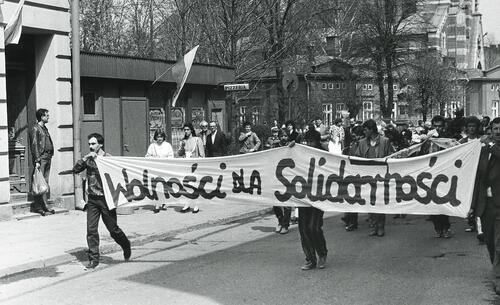 Manifestacja sympatyków Solidarności w Przemyślu, 1 V 1988 r. (fot. z zasobu IPN)