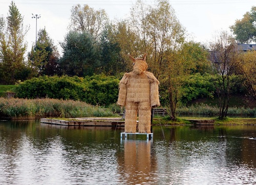 Kopia misia, który „odpowiadał żywotnym potrzebom całego społeczeństwa”. Mimo że nowy miś był wykonany ze specjalnej, impregnowanej słomy i znajdował się na środku zbiornika wodnego, w nocy z 10/11 VII 2012 r. został podpalony przez nieznanych sprawców