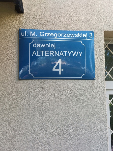 Tablica pamiątkowa na elewacji bloku, w którym kręcono sceny do serialu pt. „Alternatywy 4”. Prawdziwy adres budynku podany jest w górnej części tablicy. Jest to ul. Marii Grzegorzewskiej 3 na warszawskim Ursynowie. Warto podkreślić, że na terenie tej dzielnicy stoi budynek pod autentycznym adresem Alternatywy 4. Znajduje się on w odległości ponad 2 km od tego uwiecznionego w serialu