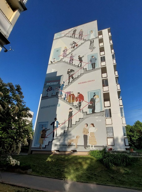 Boczna ściana bloku przy ul. M. Grzegorzewskiej 1 znajdującego się w sąsiedztwie budynku, w którym kręcono sceny do serialu. Mural został sfinansowany przez Dzielnicę Ursynów M. st. Warszawy w ramach budżetu partycypacyjnego. Autorem projektu murala jest Bartek Podlewski (fot. P. Zielony, 2023 r.)