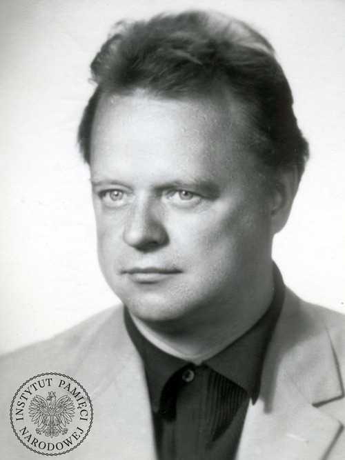 Zdjęcie portretowe Stanisława Barei. Fotografia z akt paszportowych, dołączona do podania o wyjazd zagraniczny w 1979 r. (fot. z zasobu IPN