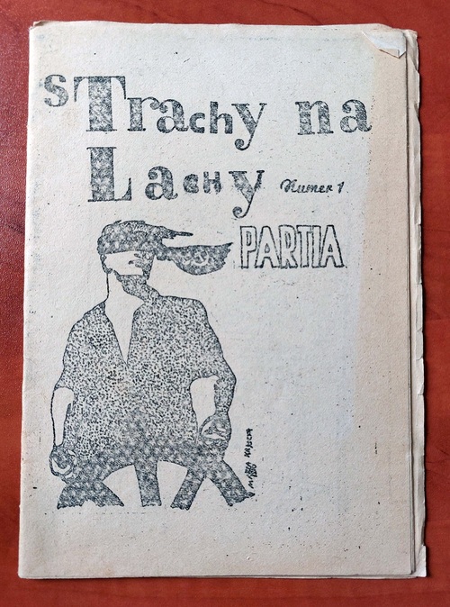 Okładka pierwszego numeru „Strachy na Lachy”. W 1980 roku Stanisław Bareja wraz z J. Fedorowiczem, S. Tymem i T. Michalakiem założył podziemne pismo satyryczne wydawane poza cenzurą. Nakład pierwszego numeru drukowanego na powielaczu wynosił 500 egzemplarzy (z zasobu IPN)