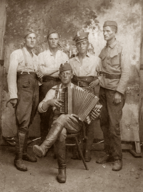 Izydor Kielar wśród kolegów z Lotnej Kompanii Szturmowej wiosną 1919 r. (fot. z zasobu IPN w Rzeszowie)