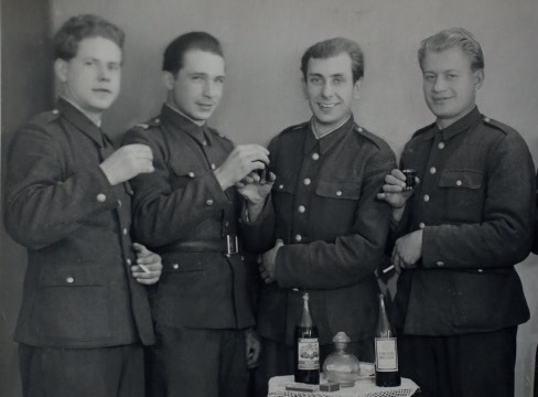 Zygmunt Aksienow (drugi od prawej), 1955 r. (fot. ze zbiorów autora)