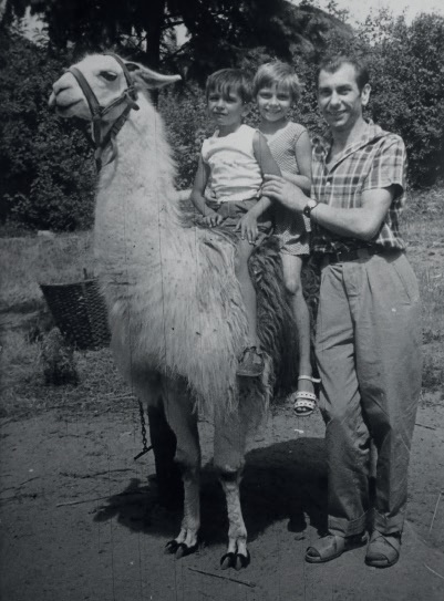 Zygmunt Aksienow z dziećmi w zoo (fot. ze zbiorów autora)