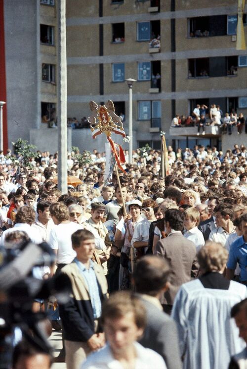 Kraków - Mistrzejowice, czerwiec 1983 r. Wśród zgromadzonych w harcerskim mundurze phm Antoni Wiatr. Fot. z Archiwum IPN w Warszawie