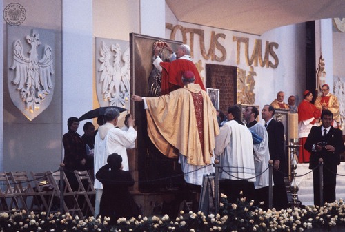 Jan Paweł II koronuje obraz Najświętszej Maryi Panny Pokoju ze Stoczka Warmińskiego. Obok papieża biskup warmiński Jan Obłąk. Przy ołtarzu widoczni: metropolita krakowski kardynał Franciszek Macharski i prymas Polski kardynał Józef Glemp. Jasna Góra, 19 czerwca1983 roku