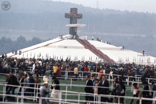 Widok ogólny na ołtarz tuż po nabożeństwie na lotnisku w dzielnicy Muchowiec w Katowicach, 20 czerwca 1983 roku