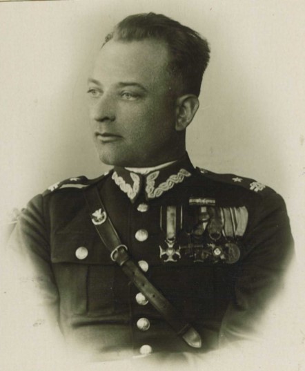 Adam Obtułowicz (1897-1941) na fotografii z 1934 r.