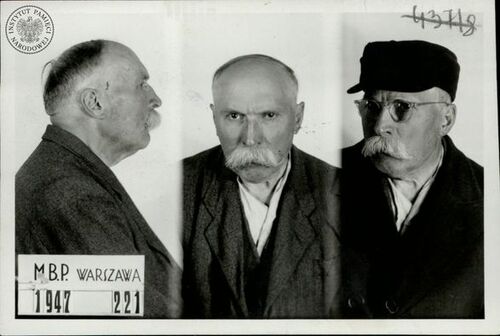 Zdjęcie sygnalityczne Kazimierza Pużaka, wykonane w siedzibie Ministerstwa Bezpieczeństwa Publicznego w Warszawie w 1947 r.