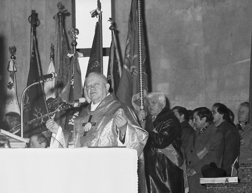 Biskup Tokarczuk głosi homilię podczas mszy odprawionej w ósmą rocznicę podpisania porozumień w Rzeszowie i Ustrzykach Dolnych. Rzeszów, kościół Najświętszego Serca Pana Jezusa w Rzeszowie