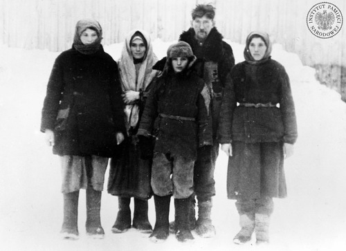 Pięcioosobowa rodzina polska, deportowana przez władze sowieckie, po przybyciu do miejsca formowania jednostek Armii Polskiej pod dowództwem gen. Władysława Andersa w 1941 lub 1942 r. Reprodukcja rozpowszechniana przez komórki propagandy rządu RP i Polskich Sił Zbrojnych w Wielkiej Brytanii