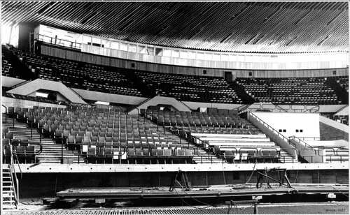 Wnętrze Spodka, z prawej strony loża dla VIP-ów, na górze kabiny prasowe, 1971 rok