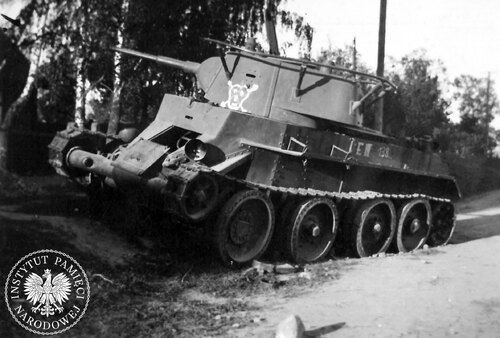 Zniszczony czołg sowiecki typu BT-7 w rejonie Białegostoku, jesień 1941 r. (fot. z zasobu AIPN)