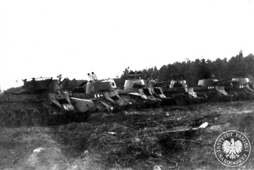 Czołgi sowieckie typu BT-5 i BT-7 zdobyte przez Niemców w rejonie Białegostoku, jesień 1941 r. (fot. z zasobu AIPN)