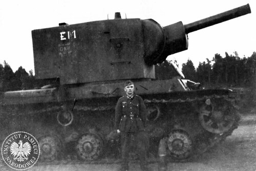 Ciężki czołg sowiecki typu KW-2 zdobyty przez Niemców w rejonie Białegostoku, jesień 1941 r. (fot. z zasobu AIPN)