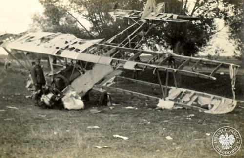 Zniszczony samolot sowiecki nieustalonego typu w rejonie Wysokiego Mazowieckiego, latem 1941 r. (fot. z zasobu AIPN)