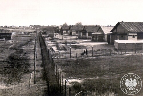 Baraki i ogrodzenie niemieckiego obozu jenieckiego dla sowieckich jeńców wojennych w rejonie Białegostoku, lato lub jesień 1941 r. (fot. z zasobu AIPN)