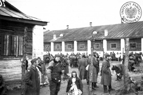 Sowieccy jeńcy wojenni w niemieckim obozie wojennym w rejonie Białegostoku, wiosna 1942 r. (fot. z zasobu AIPN)