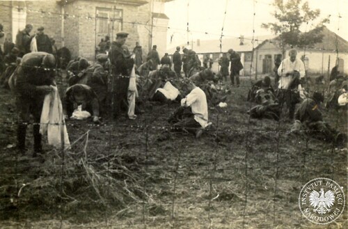 Odwszawianie odzieży przez sowieckich jeńców wojennych w niemieckim obozie wojennym w rejonie Białegostoku, jesień 1941 r. (fot. z zasobu AIPN)