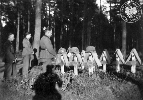 Niemiecki cmentarz polowy w rejonie Białegostoku, jesień 1941 r. (fot. z zasobu AIPN)