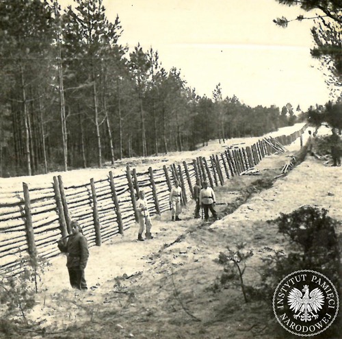 Rozbieranie przez niemieckich żołnierzy sowieckiej zapory granicznej w rejonie Ostrołęki, lato 1941 r. (fot. z zasobu AIPN)