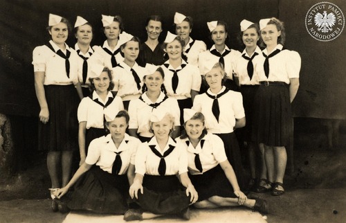 Maria Leszczełowska (siedzi w środku) w 13. drużynie harcerek w osiedlu dla polskich uchodźców w Ugandzie, lata 40. XX wieku (fot. z zasobu AIPN)