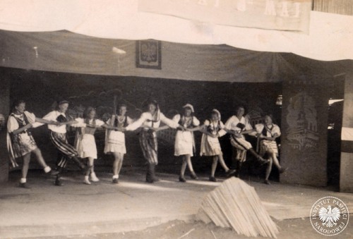 Dzieci wykonujące taniec ludowy podczas akademii z okazji święta Konstytucji 3 Maja w osiedlu dla polskich uchodźców w Koja w Ugandzie, 1943 r. (fot. z zasobu AIPN)