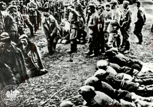 Egzekucja wziętych do niewoli partyzantów. Uroczysko Maziarze, 25 czerwca 1944 r. (fot. z zasobu AIPN)