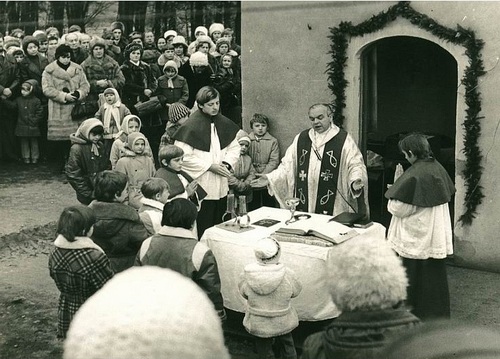 Ks. Bernard Czernecki odprawia Mszę św. przy kapliczce św. Jana Nepomucena. Nowy kościół w Jastrzębiu jest na etapie budowy. Fot. Parafia pw. NMP Matki Kościoła w Jastrzębiu-Zdroju