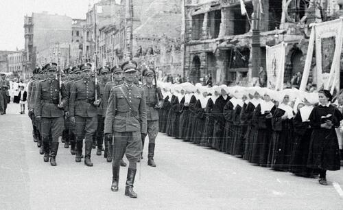 Procesja w uroczystość Bożego Ciała w Warszawie, 20 czerwca 1946 roku